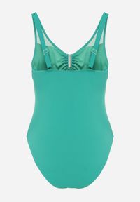 Born2be - Zielony Strój Kąpielowy Jednoczęściowy z Metaliczną Ozdobą i Marszczeniem Chelviane. Kolekcja: plus size. Kolor: zielony. Wzór: aplikacja #4