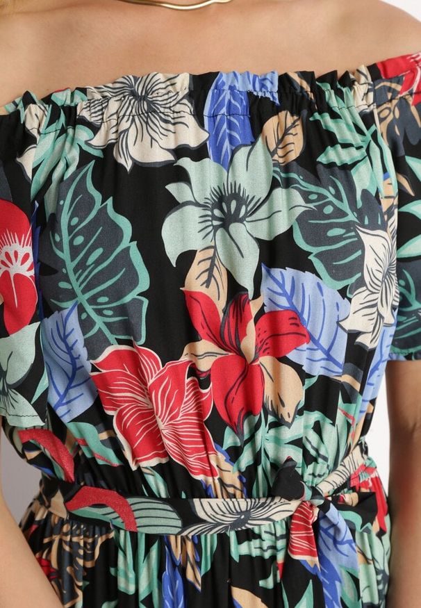 Born2be - Czarno-Zielona Sukienka z Wiskozy w Kwiaty Rozkloszowana Wiązana w Talii Quilbia. Okazja: na spacer, na plażę. Typ kołnierza: dekolt hiszpanka. Kolor: czarny. Materiał: wiskoza. Długość rękawa: krótki rękaw. Wzór: kwiaty. Sezon: lato