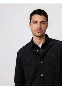 Reserved - Kurtka koszulowa z imitacji zamszu - czarny. Kolor: czarny. Materiał: zamsz