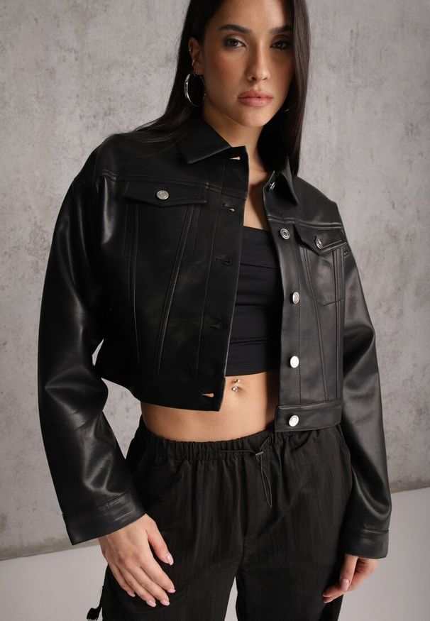 Renee - Czarna Kurtka Ramoneska Cropped o Fasonie Koszulowym Savarinda. Kolor: czarny. Materiał: poliester, koronka. Styl: rockowy