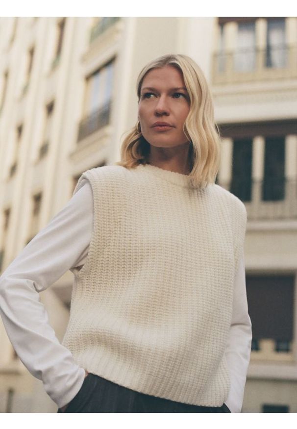 Reserved - Dzianinowa kamizelka z wełną - kremowy. Kolor: kremowy. Materiał: dzianina, wełna