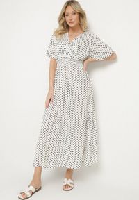 Born2be - Biała Kopertowa Sukienka z Bawełną w Kropki Ldivila. Okazja: na co dzień. Typ kołnierza: dekolt w kształcie V. Kolor: biały. Wzór: kropki. Typ sukienki: kopertowe. Materiał: bawełna. Długość rękawa: krótki rękaw. Sezon: wiosna, lato. Styl: casual #1
