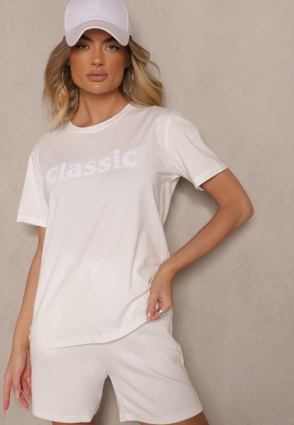 Renee - Biały Bawełniany T-shirt Zdobiony Napisem z Cyrkonii Deleire. Okazja: na co dzień. Kolor: biały. Materiał: bawełna. Wzór: napisy, aplikacja. Styl: klasyczny, elegancki, casual