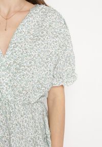 Born2be - Biało-Zielona Sukienka Mini z Falbankami i Kopertowym Dekoltem z Gumką w Talii Isarola. Typ kołnierza: kołnierz z falbankami. Kolor: biały. Wzór: kwiaty. Sezon: lato. Typ sukienki: kopertowe. Długość: mini #6