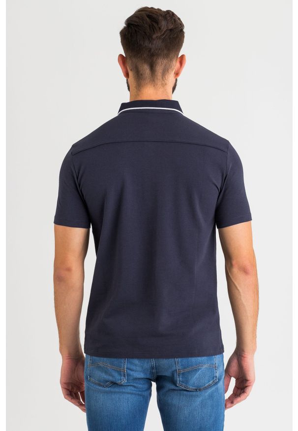POLO Armani Exchange. Typ kołnierza: polo. Wzór: jednolity, nadruk. Styl: sportowy
