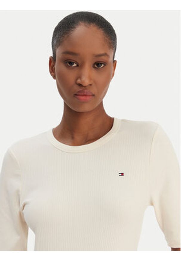 TOMMY HILFIGER - Tommy Hilfiger T-Shirt WW0WW47308 Écru Slim Fit. Kolor: kremowy. Materiał: wiskoza