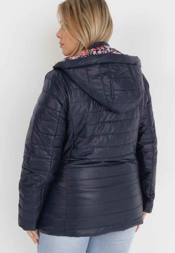 Born2be - Granatowa Kurtka Dwustronna Hypselle. Kolekcja: plus size. Kolor: niebieski. Materiał: jeans. Wzór: kwiaty, aplikacja. Styl: klasyczny