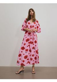 Reserved - Sukienka maxi w kwiaty - różowy. Kolor: różowy. Materiał: wiskoza. Wzór: kwiaty. Długość: maxi