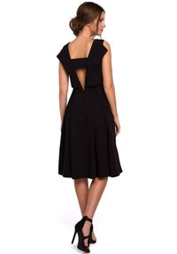 Sukienki.shop - Elegancka rozkloszowana sukienka z dekoltem na plecach czarna. Okazja: do pracy. Kolor: czarny. Styl: elegancki. Długość: midi #4