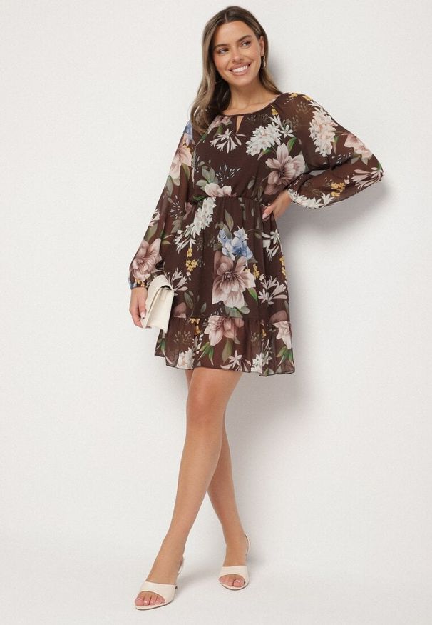 Born2be - Brązowa Sukienka o Rozkloszowanym Kroju w Kwiaty Zeramera. Okazja: na co dzień. Kolor: brązowy. Materiał: wiskoza. Długość rękawa: długi rękaw. Wzór: kwiaty. Typ sukienki: rozkloszowane. Styl: casual