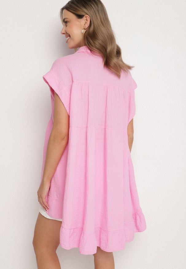 Born2be - Różowa Koszula Ozdobiona Falbanką Novelissa. Okazja: na co dzień. Typ kołnierza: kołnierzyk klasyczny. Kolor: różowy. Materiał: jeans. Długość rękawa: krótki rękaw. Długość: krótkie. Wzór: aplikacja. Styl: casual, elegancki, klasyczny