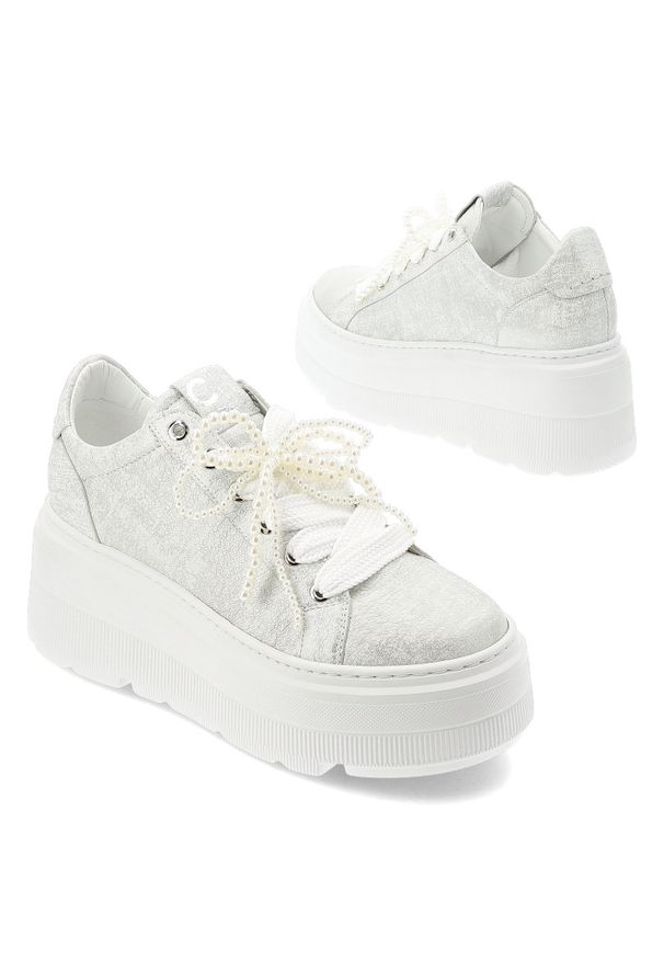 CheBello - Srebrne Sneakersy Chebello Stylowe Obuwie Damskie Na Platformie. Okazja: na co dzień. Kolor: srebrny. Materiał: materiał. Szerokość cholewki: normalna. Wzór: aplikacja. Obcas: na platformie. Styl: elegancki
