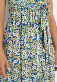 Born2be - Granatowa Bawełniana Sukienka na Ramiączkach z Kopertowym Dekoltem i Asymetrycznym Rozcięciem Xiloa. Okazja: na co dzień. Typ kołnierza: dekolt kopertowy. Kolor: niebieski. Materiał: bawełna. Długość rękawa: na ramiączkach. Wzór: aplikacja. Typ sukienki: kopertowe, asymetryczne. Styl: casual #6