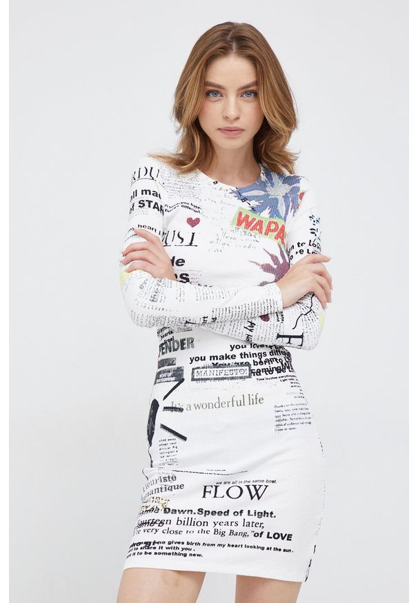 Desigual sukienka kolor biały mini dopasowana. Kolor: biały. Materiał: materiał, wiskoza, dzianina. Długość rękawa: długi rękaw. Typ sukienki: dopasowane. Długość: mini