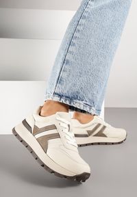 Renee - Beżowe Sneakersy na Grubej Podeszwie Zdobione Przeszyciami Lulline. Okazja: na co dzień, na spacer. Kolor: beżowy. Materiał: jeans. Wzór: aplikacja. Sport: turystyka piesza