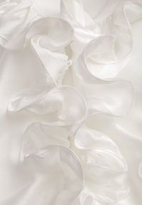 Born2be - Biały Krótki Kombinezon Ozdobiony Żabotem Menimei. Okazja: na co dzień. Kolor: biały. Materiał: materiał, poliester. Długość: krótkie. Wzór: aplikacja. Styl: casual, klasyczny, elegancki #3