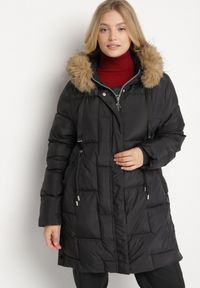 Born2be - Czarna Pikowana Kurtka z Kapturem z Futerkiem Ruvite. Typ kołnierza: kaptur. Kolekcja: plus size. Kolor: czarny. Materiał: futro