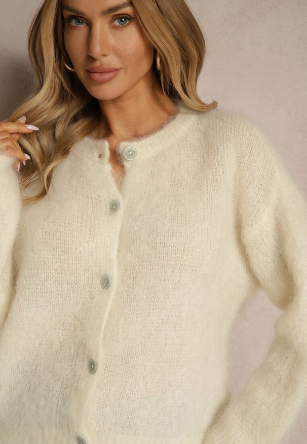 Renee - Jasnobeżowy Kardigan z Moheru w Eleganckim Stylu Koriano. Kolor: beżowy. Materiał: moher. Długość rękawa: długi rękaw. Długość: długie. Styl: elegancki