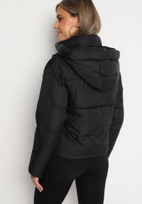 Born2be - Czarna Pikowana Kurtka Puffer z Kapturem Miviera. Okazja: na spacer, na co dzień. Typ kołnierza: kaptur. Kolor: czarny. Materiał: dzianina, jeans. Sezon: zima. Styl: casual #3