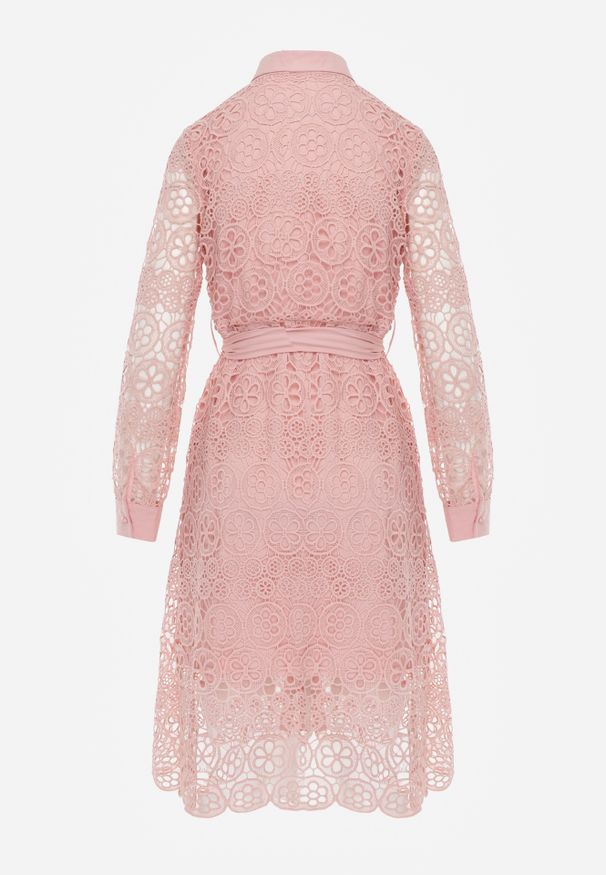 Renee - Różowa Rozkloszowana Midi Sukienka Ozdobiona Koronką z Paskiem w Talii Sailla. Okazja: na spotkanie biznesowe, do pracy, na uczelnię. Kolor: różowy. Materiał: koronka. Wzór: aplikacja, koronka. Sezon: jesień, zima. Typ sukienki: rozkloszowane. Styl: biznesowy. Długość: midi