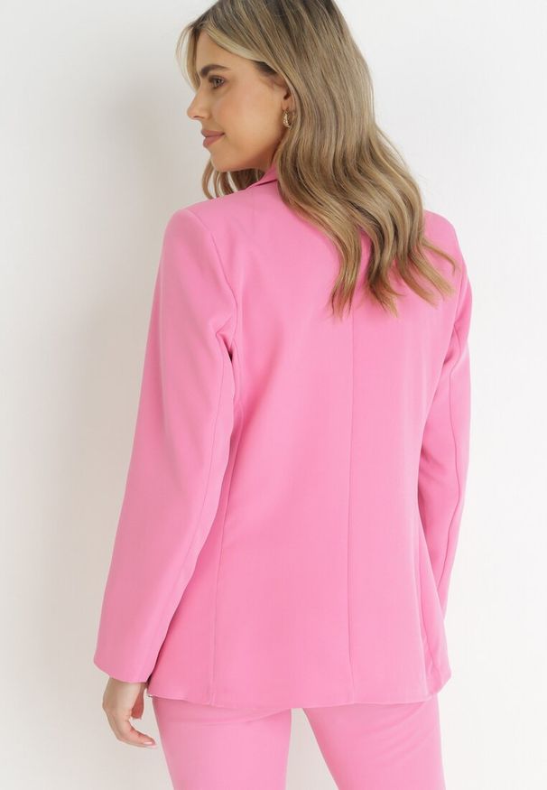 Born2be - Różowa Marynarka Dwurzędowa z Biżuteryjnymi Guzikami Teudosia. Okazja: na co dzień. Kolor: różowy. Materiał: jeans. Wzór: aplikacja. Styl: elegancki, klasyczny, casual