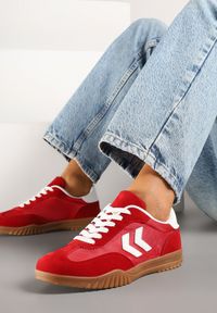 Born2be - Czerwone Sneakersy w Stylu Klasycznych Tenisówek z Ozdobnymi Przeszyciami Napilia. Okazja: na spotkanie biznesowe. Kolor: czerwony. Materiał: jeans, skóra #1