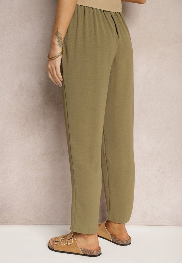 Renee - Ciemnozielone Spodnie Regular High Waist z Wiązaniem w Pasie Dimeca. Okazja: na co dzień. Stan: podwyższony. Kolor: zielony. Materiał: materiał. Wzór: aplikacja. Styl: casual