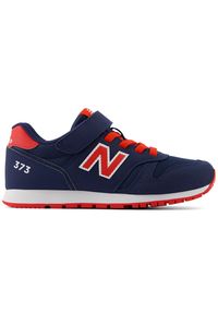 Buty dziecięce New Balance YV373AI2 – granatowe. Okazja: na uczelnię. Zapięcie: rzepy. Kolor: niebieski. Materiał: guma, syntetyk, materiał. Szerokość cholewki: normalna. Wzór: kolorowy. Model: New Balance 373 #1