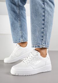 Renee - Białe Sneakersy Ozdobione Perforacją i Geometrycznym Motywem Idariele. Okazja: na co dzień. Kolor: biały. Wzór: aplikacja, geometria #6