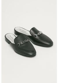 Karl Lagerfeld - Klapki skórzane. Nosek buta: okrągły. Kolor: czarny. Materiał: skóra. Wzór: gładki. Styl: klasyczny. Wysokość obcasa: niski #2