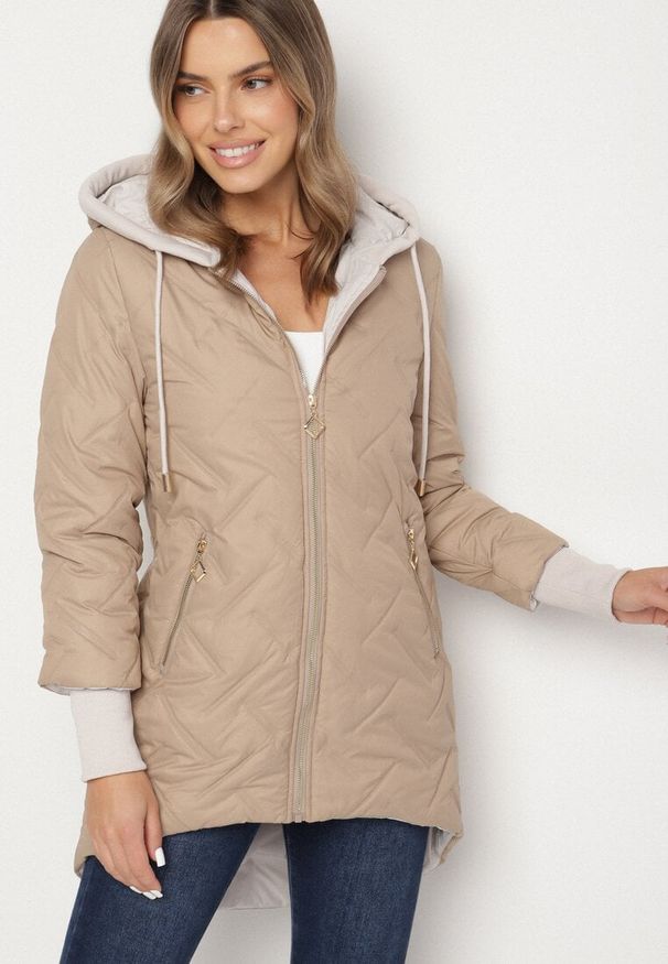 Born2be - Ciemnobeżowa Pikowana Kurtka z Przedłużonym Tyłem i Kapturem Melune. Okazja: na co dzień. Kolor: beżowy. Materiał: jeans. Wzór: aplikacja. Styl: casual, klasyczny