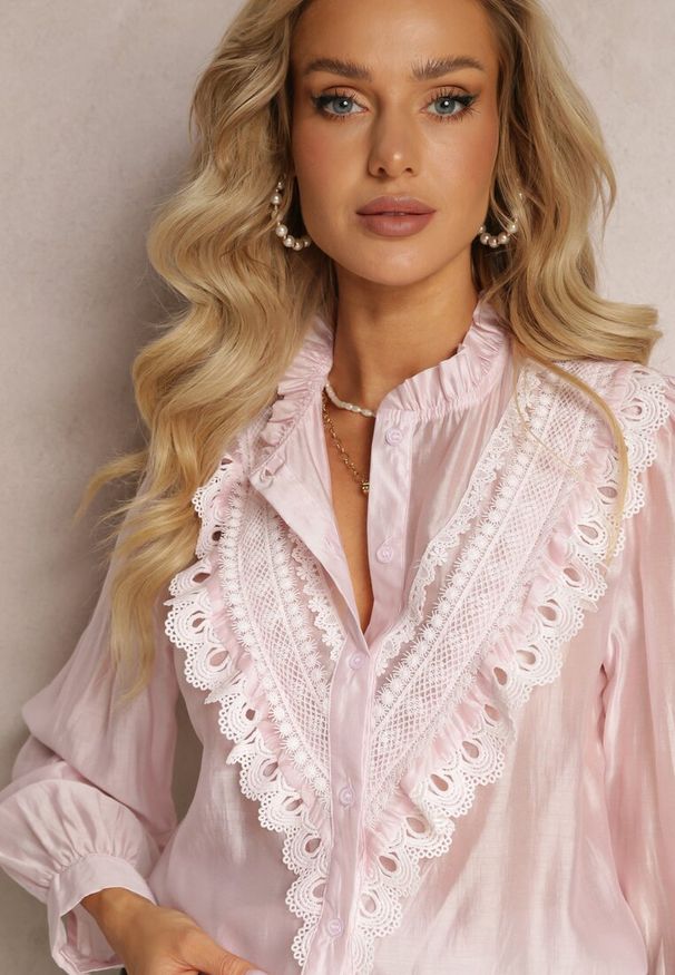Renee - Różowa Koszula na Guziki z Ozdobną Koronką Raneem. Kolor: różowy. Materiał: koronka. Długość: długie. Wzór: koronka