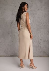 Renee - Beżowa Sukienka VICES z Metaliczną Ozdobą na Ramieniu Coraena. Okazja: na randkę. Kolor: beżowy. Wzór: aplikacja. Typ sukienki: asymetryczne. Styl: elegancki #7