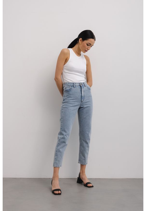Marsala - Spodnie typu mom fit w kolorze CLASSIC BLUE JEANS - STONE-XS. Stan: podwyższony. Materiał: jeans. Wzór: gładki