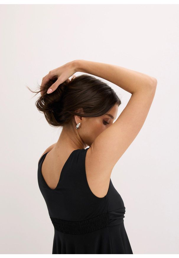 bonprix - Sukienka T-shirtowa z dekoltem w serek. Typ kołnierza: dekolt w serek. Kolor: czarny. Styl: elegancki