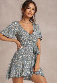Renee - Niebieska Sukienka Peshesi. Kolor: niebieski. Materiał: materiał. Wzór: kwiaty, kolorowy. Sezon: lato. Typ sukienki: kopertowe, rozkloszowane. Długość: mini #4