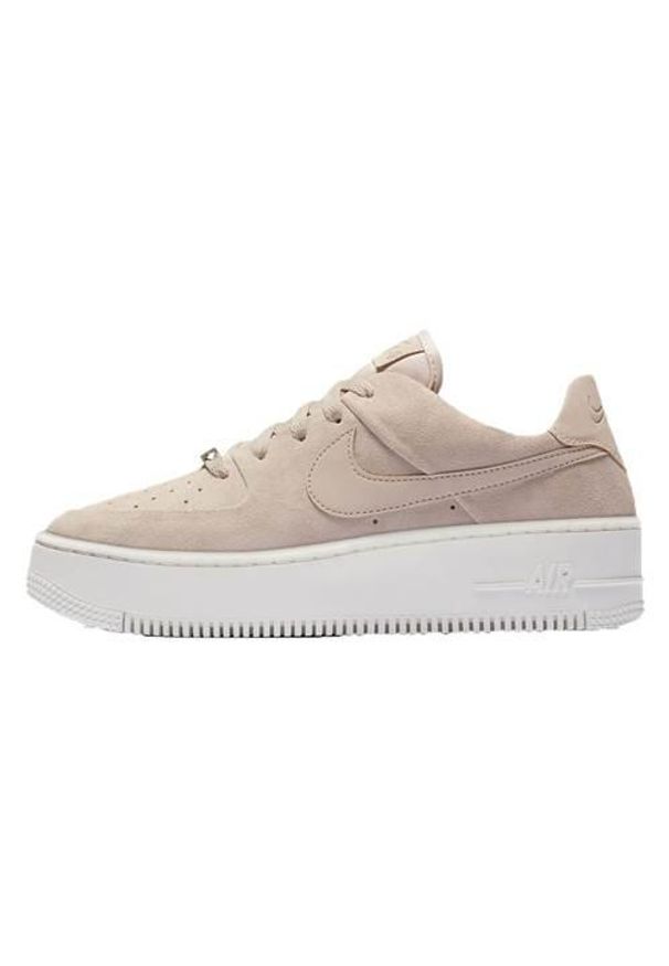 Buty do chodzenia damskie Nike W Air Force 1 Sage. Zapięcie: sznurówki. Kolor: różowy. Materiał: syntetyk, tkanina, skóra, materiał. Szerokość cholewki: normalna. Model: Nike Air Force. Sport: turystyka piesza