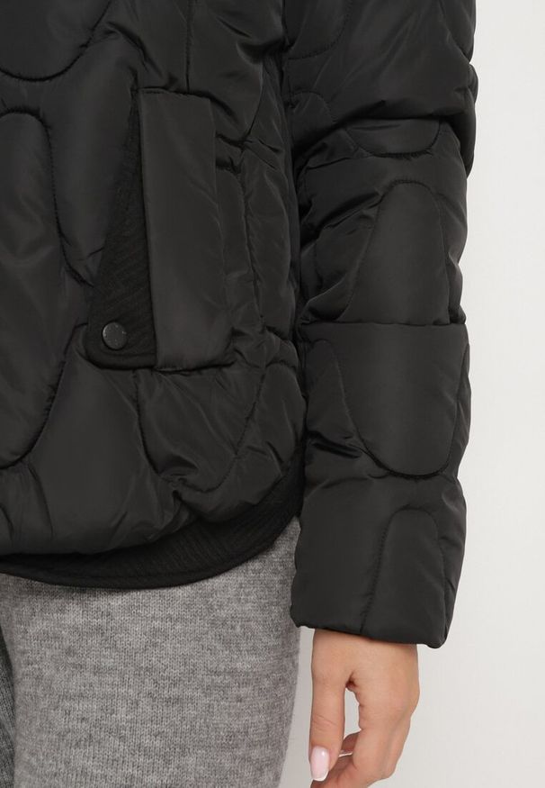 Born2be - Czarna Pikowana Kurtka z Materiałowym Kapturem i Kieszeniami Ravalynne. Okazja: na spacer, na co dzień. Kolor: czarny. Materiał: materiał. Styl: elegancki, casual, sportowy, klasyczny