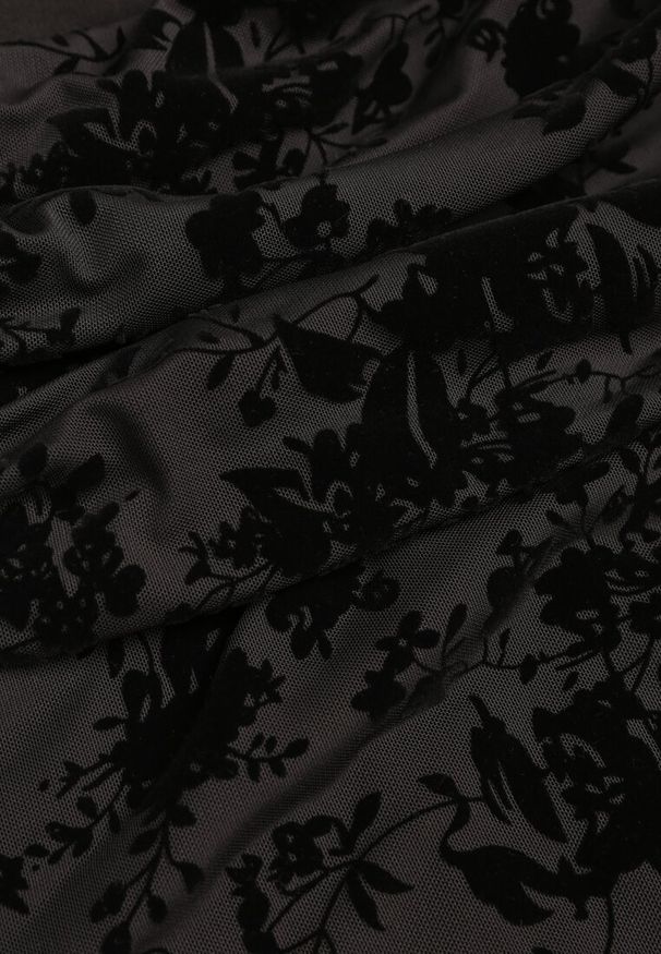 Renee - Czarna Wizytowa Sukienka VICES Off Shoulder z Kwiatowym Wzorem z Weluru Adrakharei. Okazja: na imprezę. Kolor: czarny. Materiał: welur. Wzór: kwiaty. Styl: wizytowy