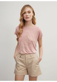 Ochnik - Różowy T-shirt damski z kwiatowym printem. Okazja: na co dzień. Kolor: różowy. Materiał: materiał. Długość: krótkie. Wzór: kwiaty, nadruk. Styl: casual