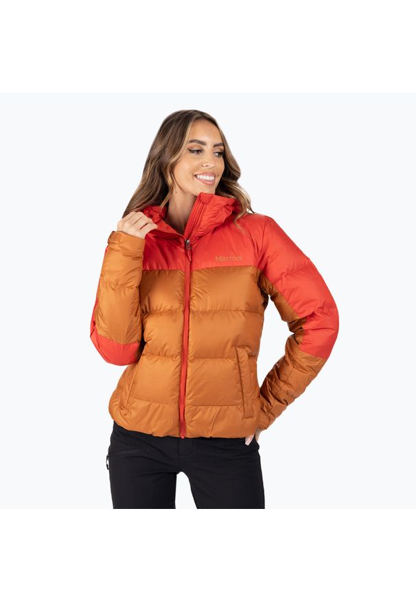 Kurtka puchowa damska Marmot Guides Down Hoody. Kolor: czerwony, wielokolorowy, brązowy. Materiał: puch. Sport: turystyka piesza