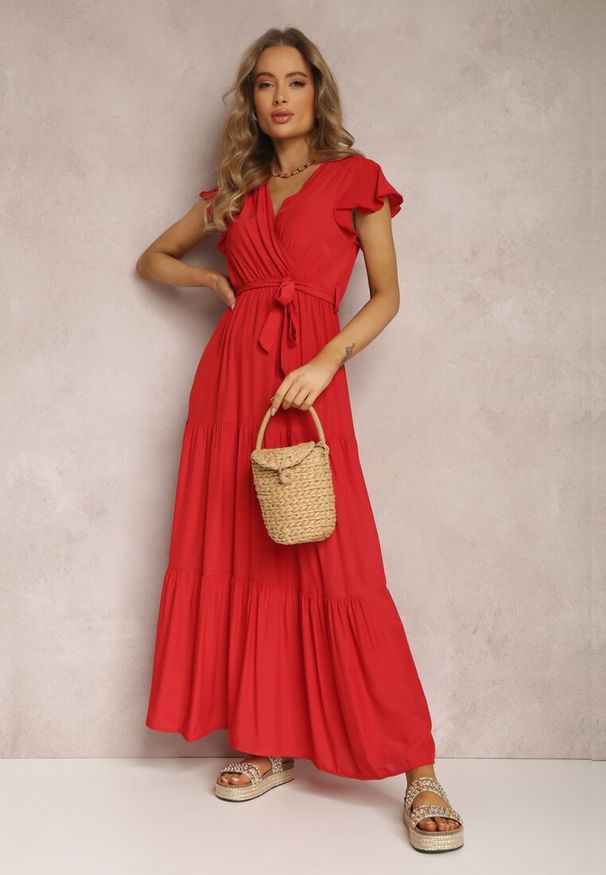 Renee - Czerwona Sukienka Tantysus. Okazja: na co dzień. Typ kołnierza: kołnierz z falbankami. Kolor: czerwony. Wzór: jednolity, gładki. Typ sukienki: proste, kopertowe. Materiał: materiał. Długość rękawa: krótki rękaw. Sezon: lato. Styl: casual. Długość: maxi