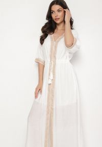 Born2be - Biała Wiskozowa Sukienka z Ażurową Lamówką Aravellea. Okazja: na co dzień. Typ kołnierza: dekolt w serek. Kolor: biały. Materiał: wiskoza. Wzór: ażurowy. Styl: casual, elegancki #2