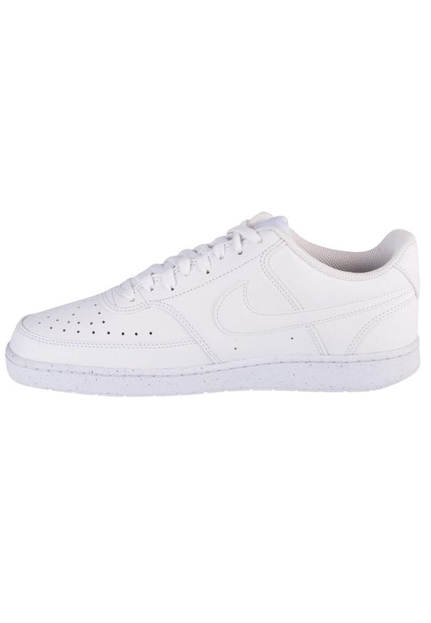 Buty do chodzenia męskie Nike Court Vision Low. Zapięcie: sznurówki. Kolor: biały, wielokolorowy. Materiał: syntetyk, materiał. Szerokość cholewki: normalna. Model: Nike Court. Sport: turystyka piesza