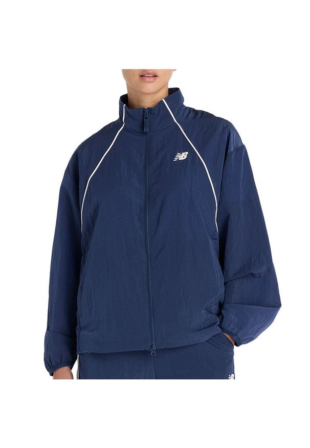 Kurtka damska New Balance WJ6113KSNNY - granatowa. Kolor: niebieski. Materiał: nylon, materiał. Styl: sportowy