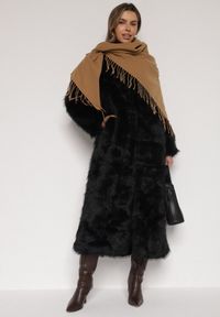 Born2be - Jasnobrązowy Trójkątny Szalik Zdobiony Frędzlami Vetifara. Okazja: na co dzień. Kolor: brązowy. Materiał: jeans. Wzór: aplikacja. Sezon: zima, jesień. Styl: casual, elegancki #2