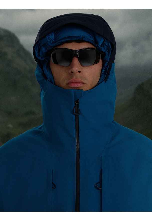 4f - 4F Kurtka trekkingowa przeciwdeszczowa membrana 20000+ męska - niebieska XL. Kolor: niebieski. Materiał: materiał. Długość rękawa: raglanowy rękaw. Technologia: Primaloft. Długość: długie. Sport: turystyka piesza, wspinaczka