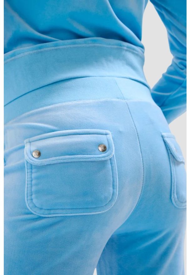 Juicy Couture - JUICY COUTURE Błękitne spodnie dresowe Del Ray Pocketed Pant. Kolor: niebieski. Materiał: dresówka