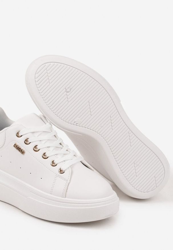 Born2be - Białe Sneakersy na Grubej Podeszwie z Metalicznymi Zdobieniami Zarilna. Okazja: na co dzień. Kolor: biały. Materiał: jeans. Wzór: aplikacja