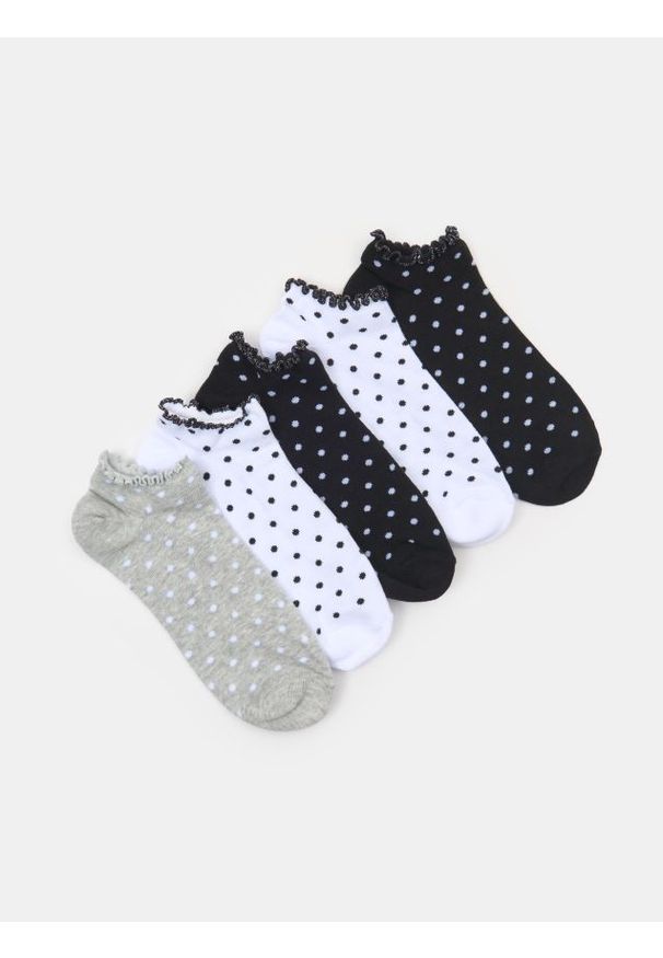 Sinsay - Krótkie skarpetki w groszki 5 pack - biały. Kolor: biały. Wzór: grochy